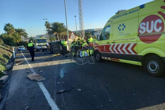 Aparatoso vuelco lateral de un vehículo en la entrada al aeropuerto desde el sur/TA.